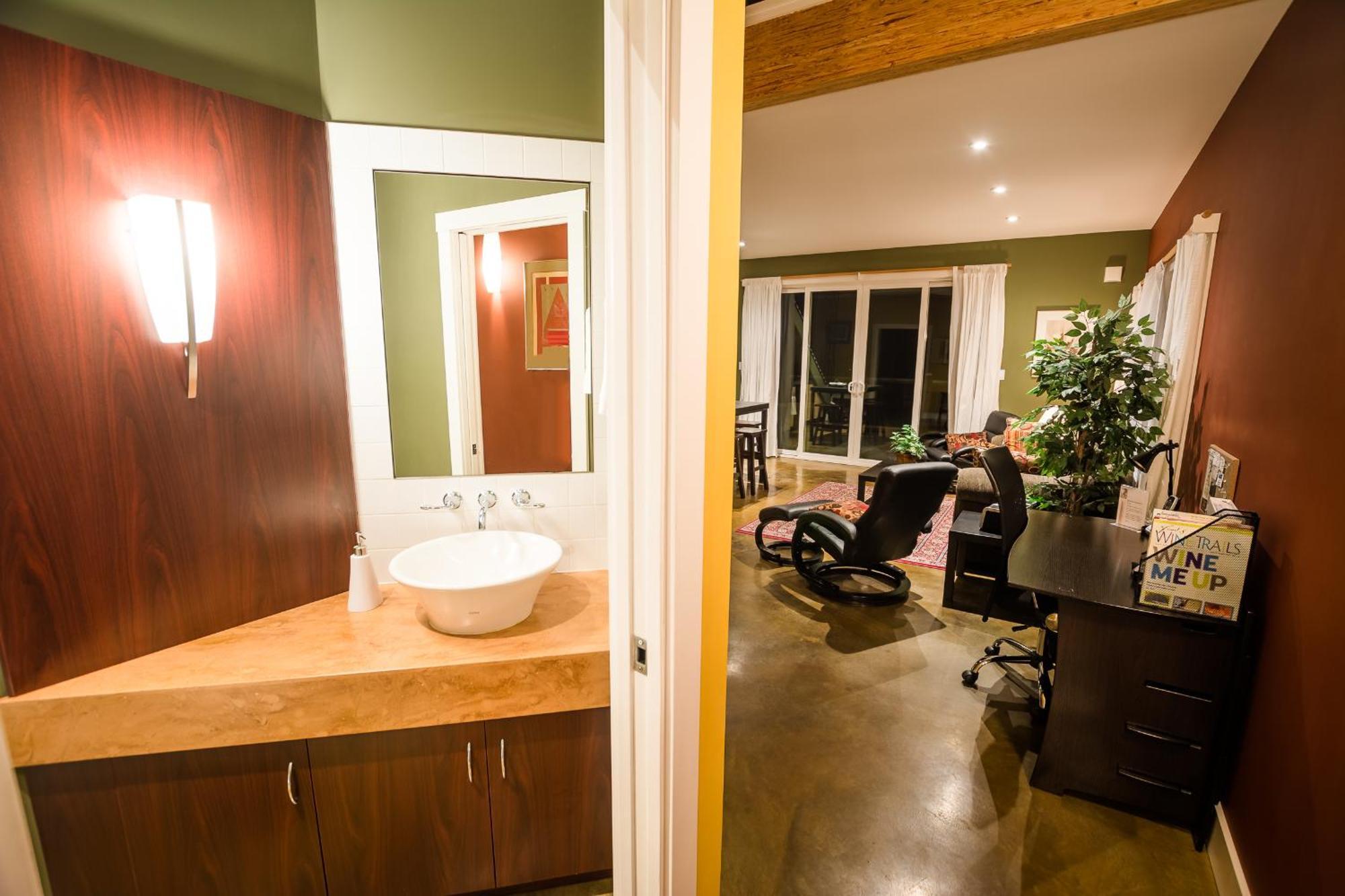Crooked Tree Guest Suites Penticton Dış mekan fotoğraf